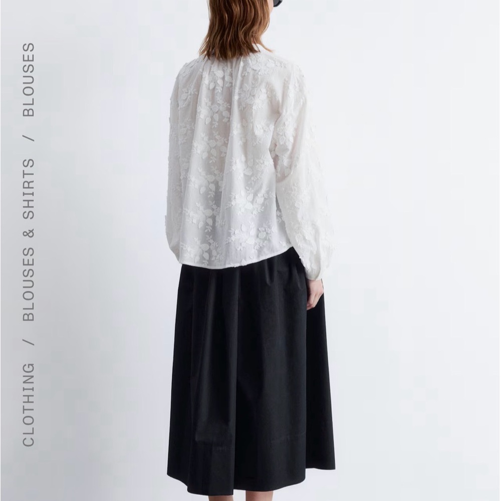 VOLUMINOUS FLORAL-APPLIQUÉ BLOUSE - Picture 3 of 7